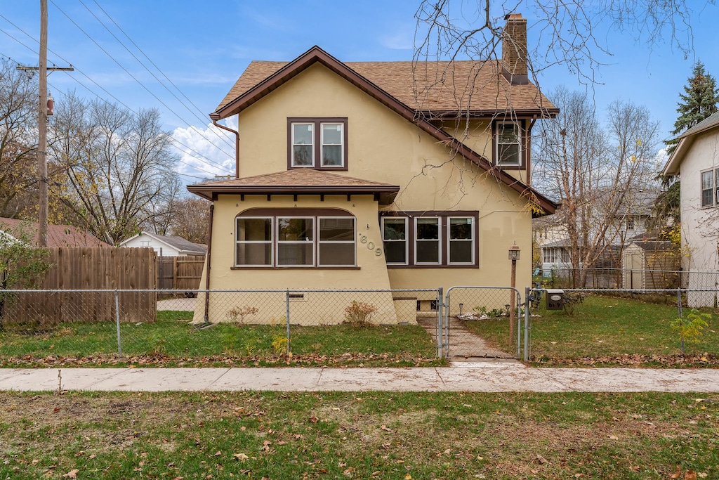 view of front of property with a front lawn