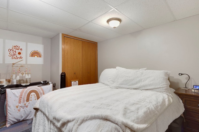 bedroom with a drop ceiling and a closet