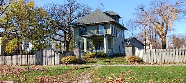 view of front of home featuring a front yard