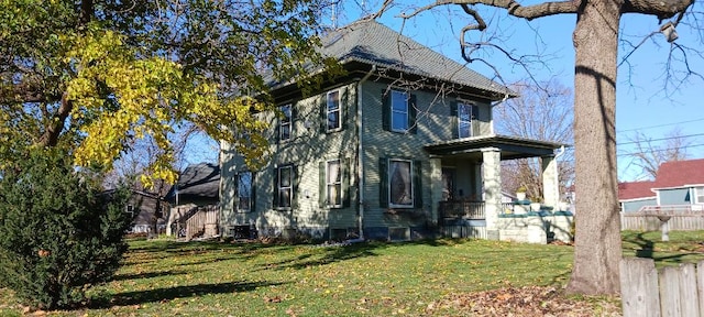 view of front facade with a front lawn