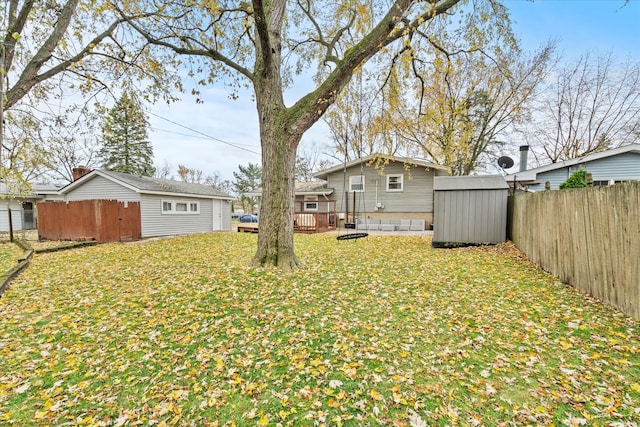 view of yard featuring a storage shed