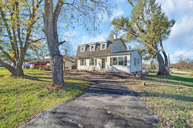 view of front facade with a front yard