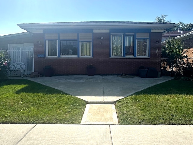 view of front facade featuring a front yard and a patio