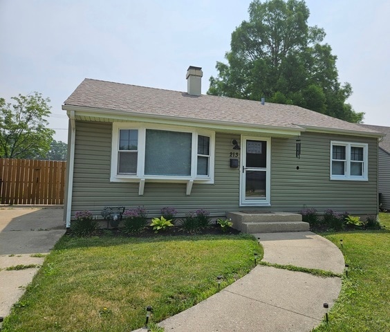 view of front of house featuring a front yard