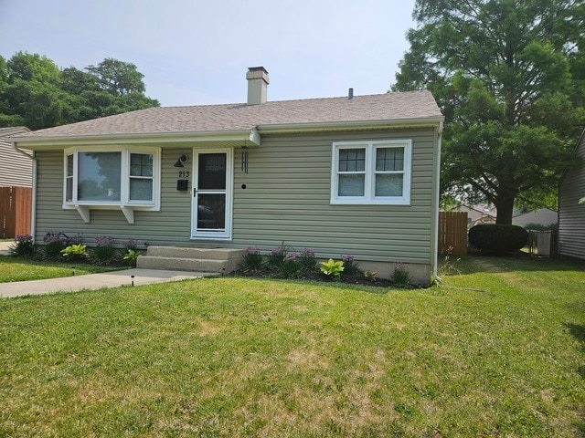 view of front of property featuring a front yard