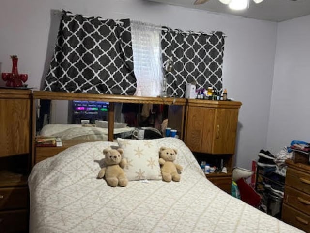 bedroom featuring ceiling fan