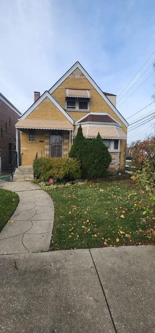 view of front of home with a front lawn