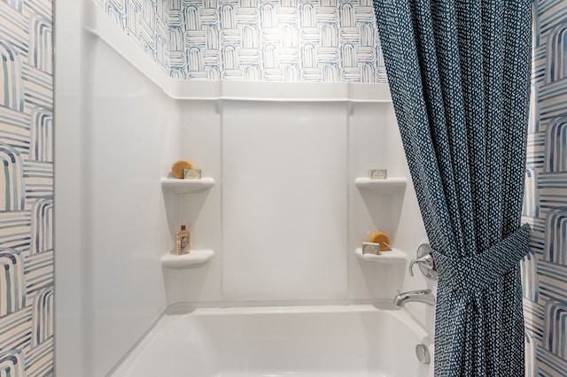 bathroom with shower / tub combo