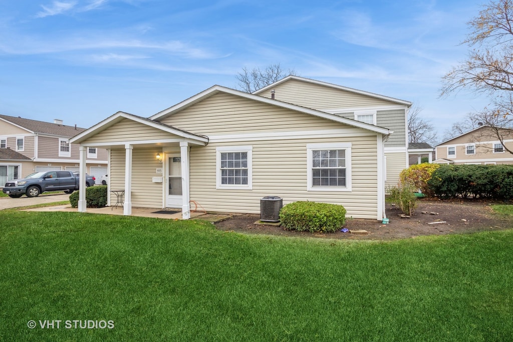 view of front of property featuring a front lawn