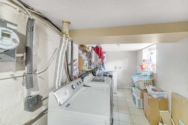 washroom featuring light tile patterned flooring and washing machine and clothes dryer