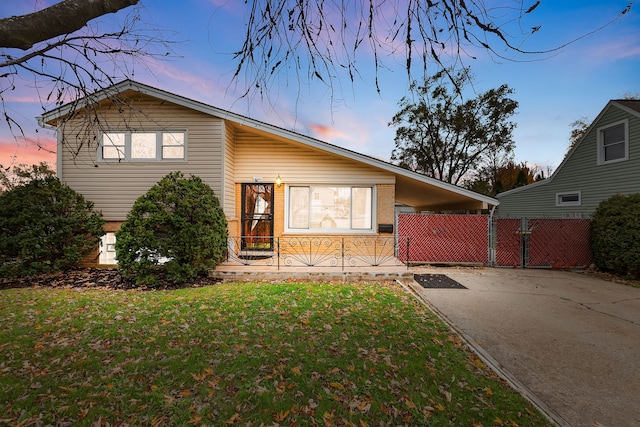 view of front of property featuring a lawn