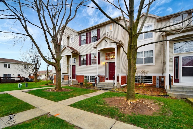 multi unit property featuring a front yard