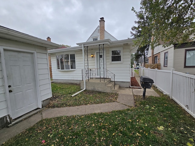 view of front of property with a front yard