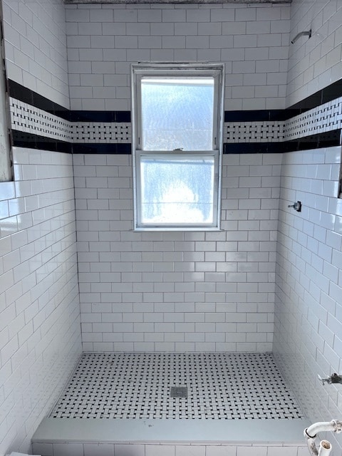 bathroom featuring tiled shower