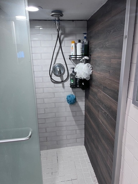 bathroom featuring a tile shower