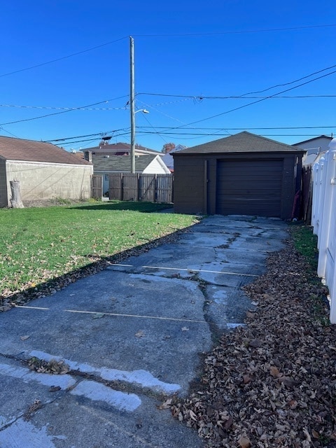 exterior space featuring a lawn