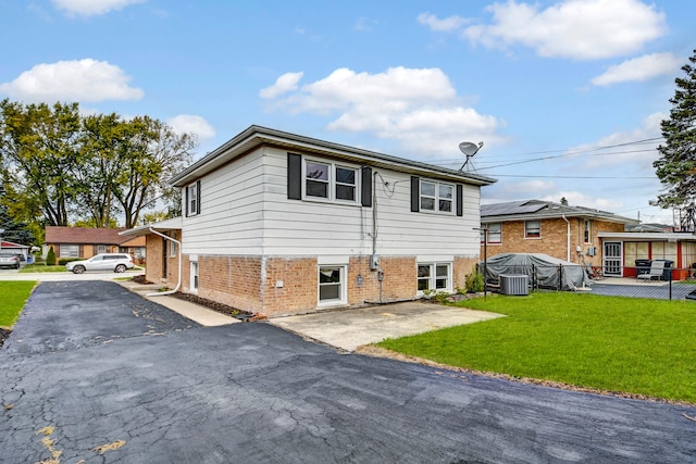 tri-level home featuring a front lawn