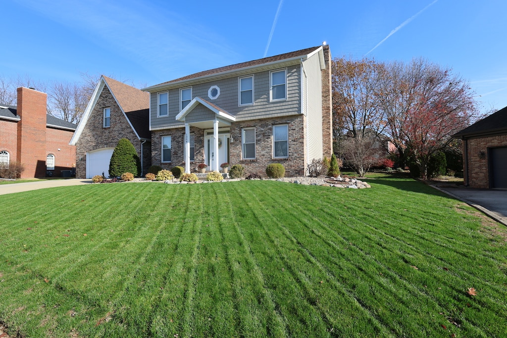 view of front facade with a front lawn