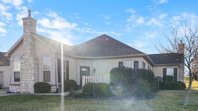 view of front of home featuring a front yard