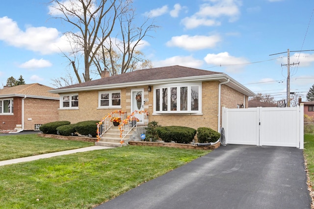 view of front of house featuring a front lawn