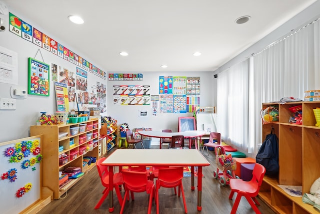 game room with hardwood / wood-style flooring