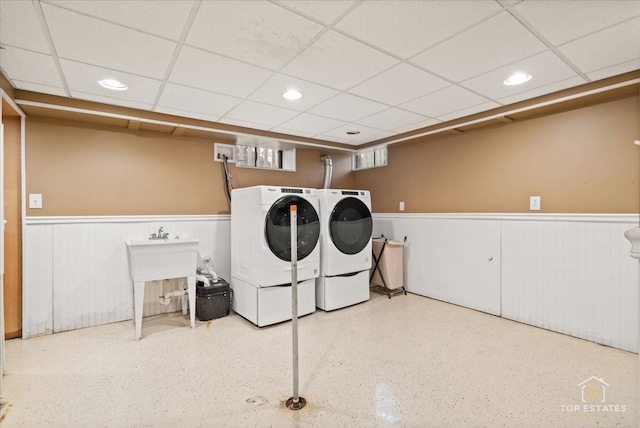 laundry room featuring washer and clothes dryer