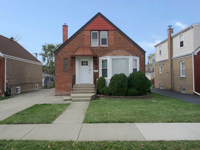 view of front of house with a front lawn