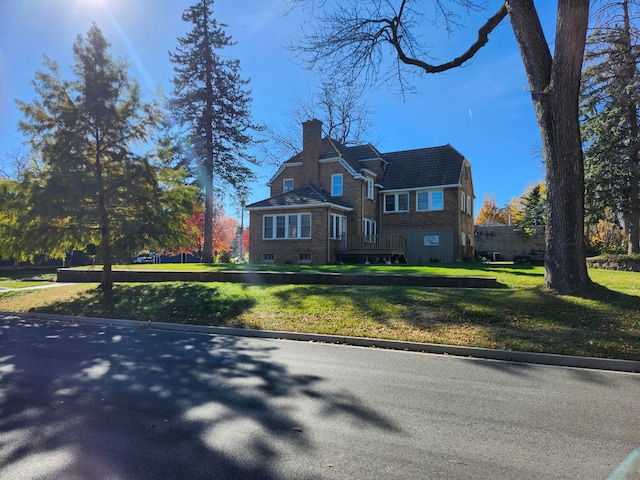 view of front of house featuring a front yard