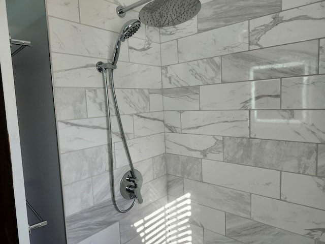 room details featuring tiled shower