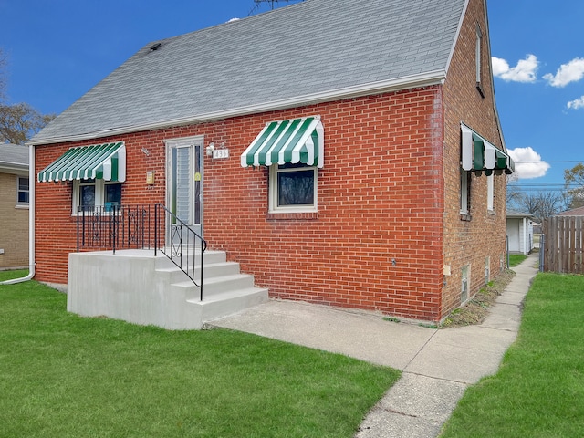 view of front facade with a front yard