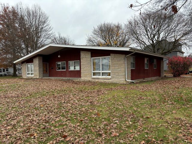 view of side of property featuring a yard