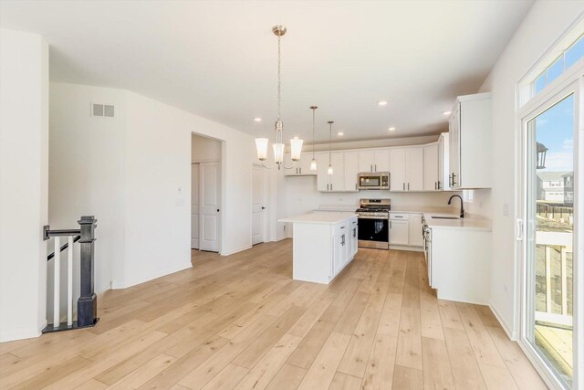 dining room with ornamental molding, light hardwood / wood-style floors, and an inviting chandelier