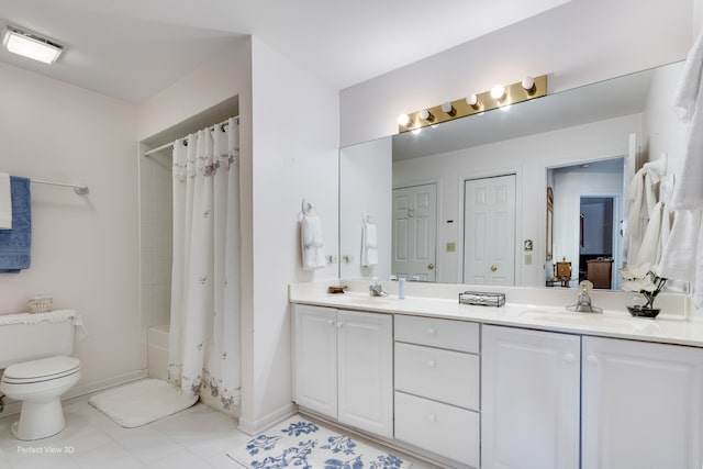 full bathroom with shower / tub combo with curtain, vanity, and toilet