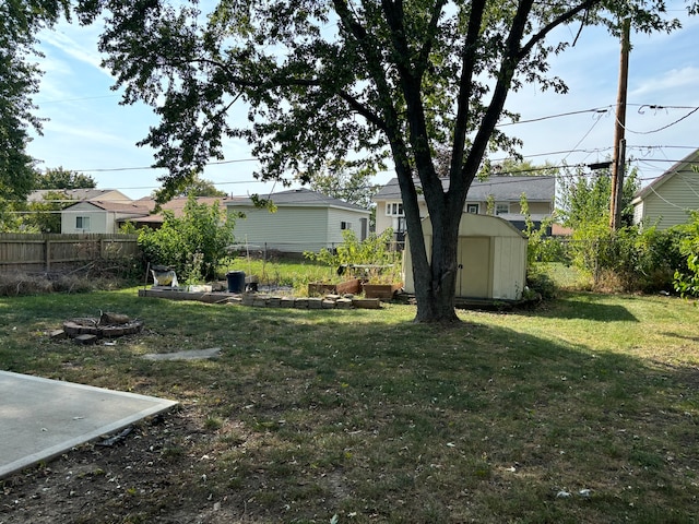 view of yard with a storage unit