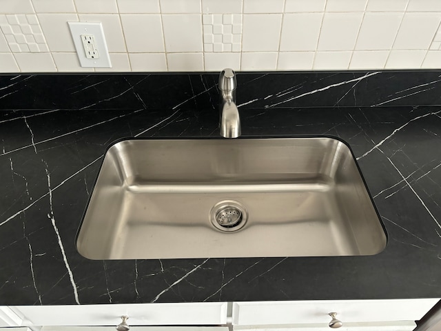 room details featuring sink