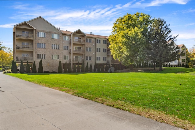 view of property's community featuring a lawn