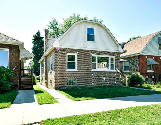 bungalow-style home featuring a front yard