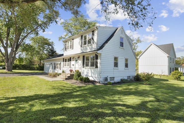 view of front of property featuring a front lawn