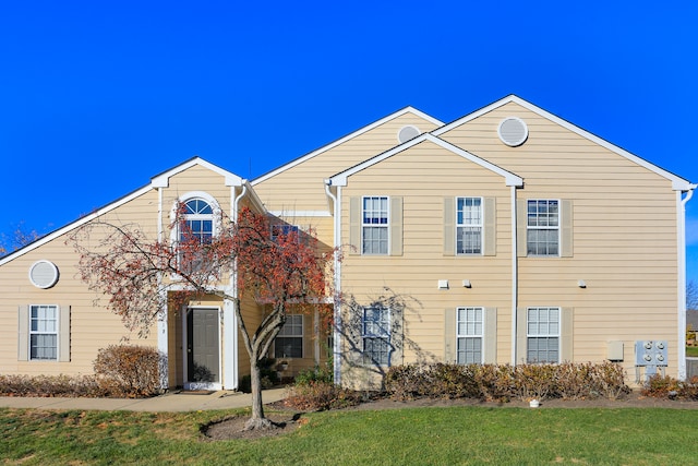 view of front of property featuring a front lawn