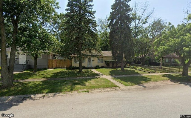 view of front facade featuring a front lawn