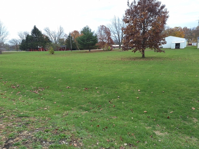 view of yard featuring a rural view