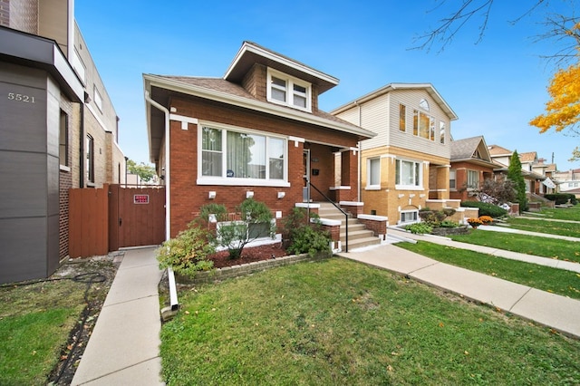 view of front of property featuring a front yard