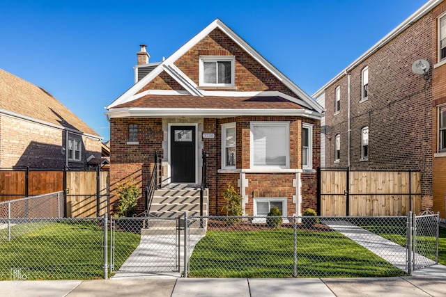 view of front of house featuring a front lawn