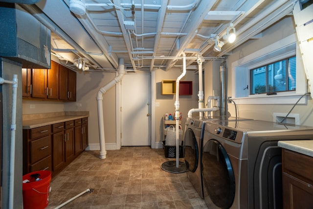 laundry room featuring cabinets and independent washer and dryer