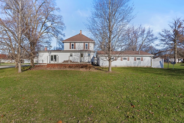 view of front of property featuring a front lawn