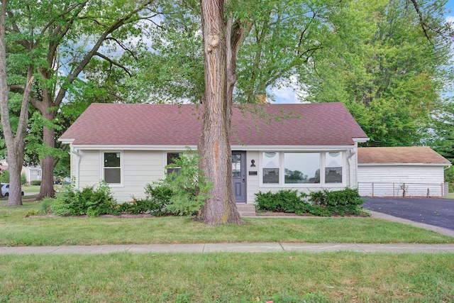 view of front of property with a front lawn