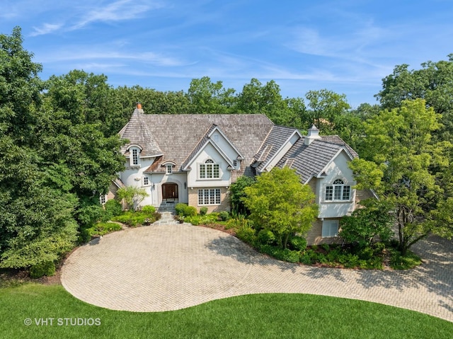 view of front of property with a front yard