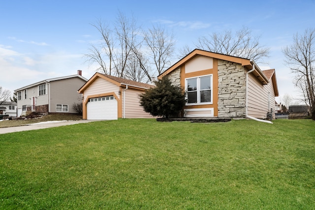 view of front of home featuring a front yard and a garage