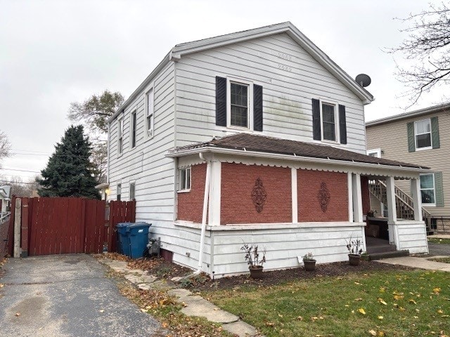 view of front of house featuring fence