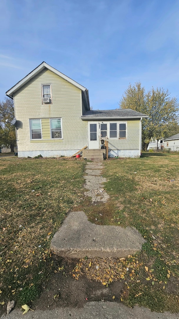 view of front of property with a front yard